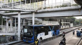 Ilustrasi, petugas TransJakarta mengamankan pria yang diduga melakukan aksi pencopetan terhadap penumpang di Halte CSW, Jakarta Selatan. (Posnews/Ist)

