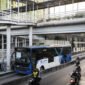 Ilustrasi, petugas TransJakarta mengamankan pria yang diduga melakukan aksi pencopetan terhadap penumpang di Halte CSW, Jakarta Selatan. (Posnews/Ist)
