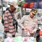 Kapolres Metro Jakarta Barat Kombes Pol Twedi Aditya Bennyahdi membagikan Bendera Merah Putih kepada pengendara di Jalan Tomang Raya dalam rangka menyambut HUT ke-80 RI, Kamis (7/8/2025). (Dok-Istimewa)
