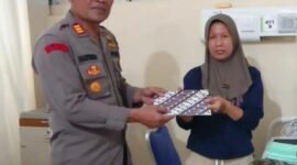 Wakapolsek Tanjung Priok AKP Hariyanto menyerahkan santunan kepada ibu korban air keras di RSCM, Senin malam (4/8/2025).
