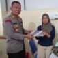 Wakapolsek Tanjung Priok AKP Hariyanto menyerahkan santunan kepada ibu korban air keras di RSCM, Senin malam (4/8/2025).
