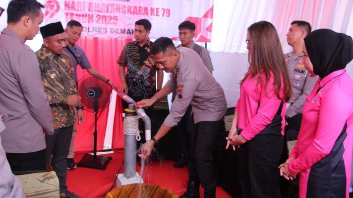 Warga Desa Purworejo menyambut gembira bantuan sumur bor dari Polres Demak. (Dok-Istimewa)