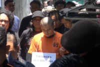 Pelaku Alvi Maulana saat memperagakan adegan mutilasi di kos Jalan Lidah Wetan Surabaya. Dok-Pol. Mojokerto