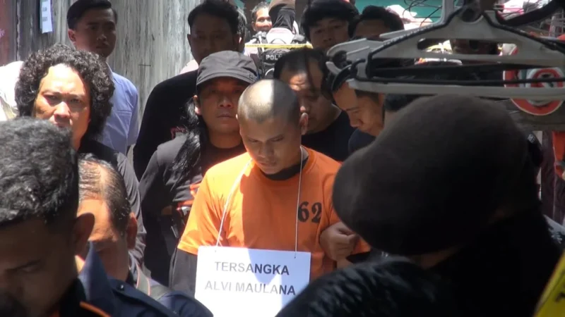 Pelaku Alvi Maulana saat memperagakan adegan mutilasi di kos Jalan Lidah Wetan Surabaya. Dok-Pol. Mojokerto