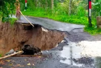 Petugas gabungan BPBD Gianyar mengevakuasi warga yang terjebak banjir usai hujan deras mengguyur Kabupaten Gianyar, Bali, Rabu (10/9/2025). Dok-Istimewa