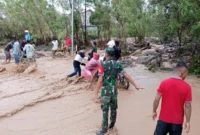 Tim SAR gabungan mengevakuasi warga terdampak banjir bandang di Kecamatan Mauponggo, Nagekeo, NTT, Rabu (10/9/2025). Dok-SAR