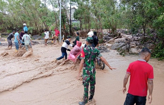 Tim SAR gabungan mengevakuasi warga terdampak banjir bandang di Kecamatan Mauponggo, Nagekeo, NTT, Rabu (10/9/2025). Dok-SAR