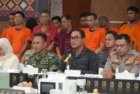 Kepala BNN Komjen Suyudi Ario Seto menunjukkan barang bukti sabu dan ganja yang dimusnahkan di Medan. Dok: Humas BNN