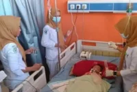 Dokter memberikan perawatan intensif kepada KNS, balita penderita cacingan akut. Dok-Istimewa
