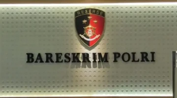 Petugas Bareskrim Polri menunjukkan barang bukti uang dan dokumen hasil penyitaan dalam kasus dugaan penipuan dan penggelapan dana PT Dana Syariah Indonesia (PT DSI).(Posnews/Ist)