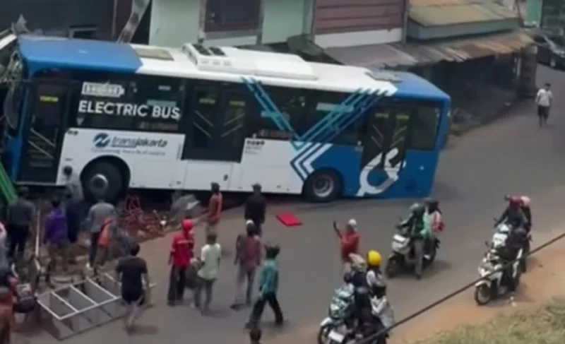Ilustrasi, Transjakarta diduga rem blong menabrak empat ruko dan sejumlah kendaraan di Pulogebang, Cakung. Dok-Istimewa