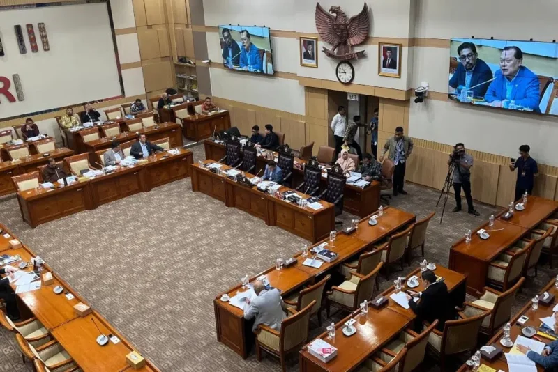 Ketua Komisi III DPR Habiburrokhman mengetok palu penetapan 9 calon hakim agung dan 1 hakim Ad Hoc HAM di Senayan, Jakarta (16/9/2025). Dok-DPR RI