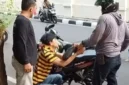 Ilustrasi, Debt Collector menarik paksa sepeda motor. (Posnews/Ist)