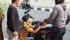 Ilustrasi, Debt Collector menarik paksa sepeda motor. (Posnews/Ist)