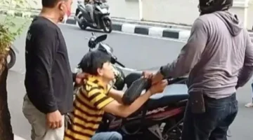 Ilustrasi, Debt Collector menarik paksa sepeda motor. (Posnews/Ist)