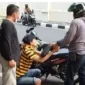 Ilustrasi, Debt Collector menarik paksa sepeda motor. (Posnews/Ist)