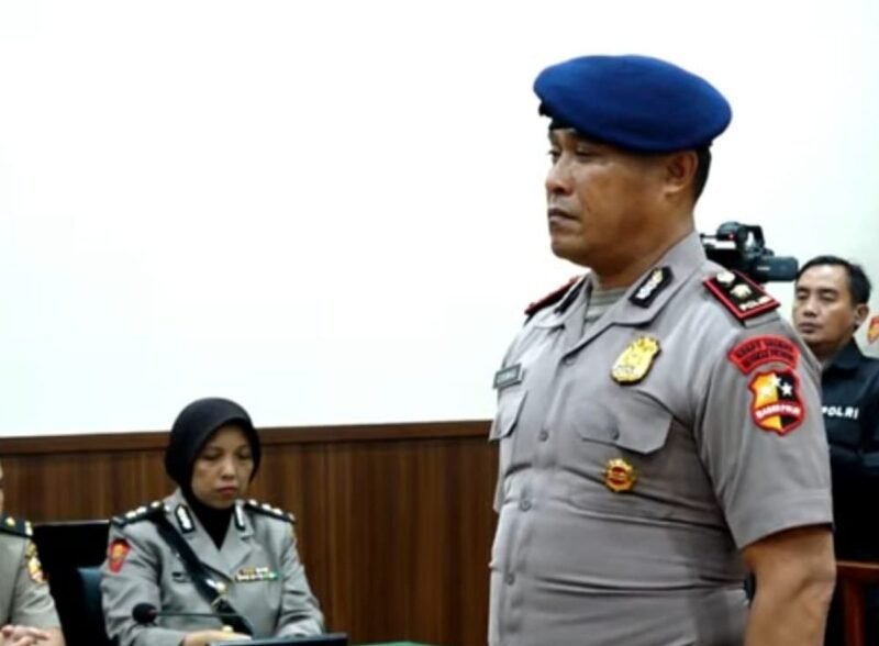 Ketua Majelis Sidang KKEP Polri membacakan putusan pemecatan tidak hormat terhadap Kompol Cosmas Kaju Gae terkait kasus driver ojol Affan Kurniawan tewas saat demo ricuh di Jakarta Pusat. (Dok-Polri)