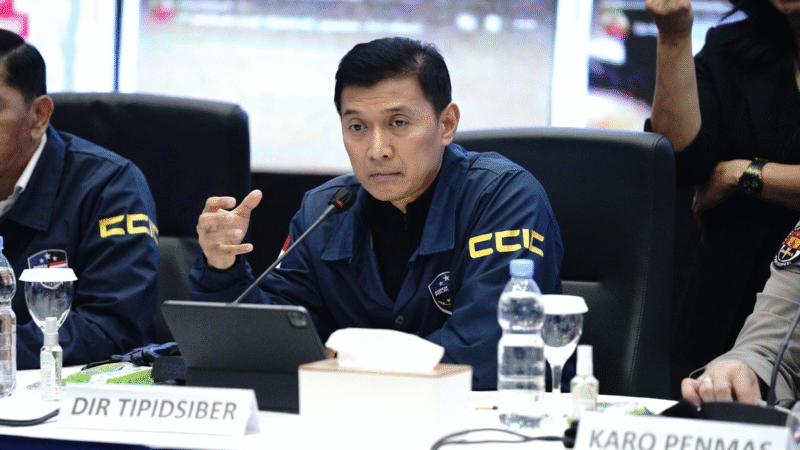 Laras Faizati tiba di Gedung Bareskrim Polri Jakarta Selatan untuk pemeriksaan terkait dugaan provokasi pembakaran Mabes Polri, Kamis (4/9/2025). (Dok-Polri)