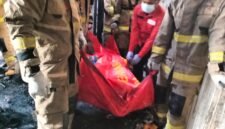 Ilustrasi petugas mengevakausi korban tewas. (Posnews/Humas)