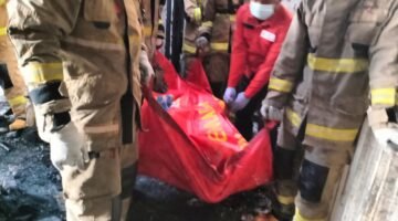 Ilustrasi petugas mengevakausi korban tewas. (Posnews/Humas)