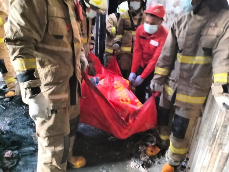 Petugas pemadam kebakaran menurunkan 15 unit mobil damkar untuk memadamkan api di rumah mewah Citra Garden 8, Kalideres, Jakarta Barat, Kamis (4/9/2025), yang menewaskan dua penghuni akibat terjebak di lantai dua. (Dok- Humas Polres Jakbar)