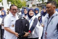Petugas Pasukan Putih DKI Jakarta memberikan layanan kesehatan kepada lansia. Pendaftaran Pasukan Putih diperpanjang hingga 8 September 2025 untuk meningkatkan kualitas pelayanan kesehatan warga. (Dok-Kominfo DKI JKT)