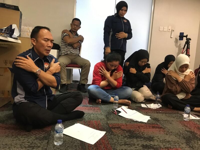 Bagian Psikologi Biro SDM Polda Metro Jaya menggelar sesi pendampingan psikososial untuk keluarga anggota Polri dan masyarakat terdampak aksi massa, Rabu (2/9/2025). (Dok-Humas PMJ)