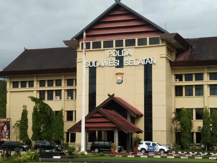 Polda Sulawesi Selatan mengamankan barang bukti dari lokasi pembakaran Gedung DPRD Sulsel dan DPRD Makassar. (Dok-Istimewa)