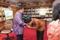 Wapres Gibran Rakabuming Raka menyalami Susilo Bambang Yudhoyono (SBY) saat berkunjung ke kediamannya di Cikeas, Bogor, Jawa Barat, Selasa (9/9/2025). Dok-Istimewa