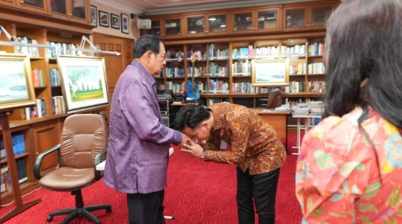 Wapres Gibran Rakabuming Raka menyalami Susilo Bambang Yudhoyono (SBY) saat berkunjung ke kediamannya di Cikeas, Bogor, Jawa Barat, Selasa (9/9/2025). Dok-Istimewa