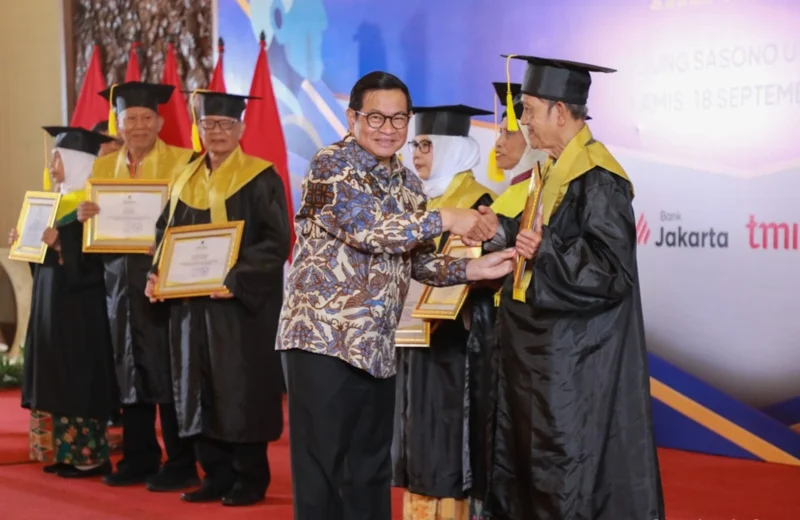 Gubernur DKI Jakarta Pramono Anung menghadiri wisuda akbar Senior School Pintar untuk lansia di TMII, Jakarta Timur. Dok-Kominfo DKI JKT