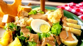 Gado-Gado Boplo Jakarta dengan saus kacang mede khas, legendaris sejak 1970 di Kebon Sirih. Dok: Istimewa