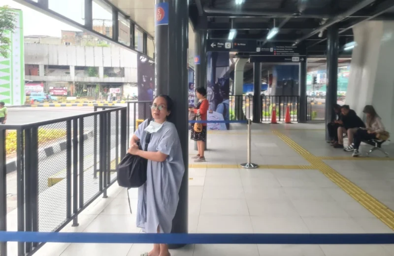 Bus Transjakarta singgah di Halte Jaga Jakarta untuk memudahkan penumpang lansia dan disabilitas selama JPO Senen diperbaiki. Dok-Kominfo DKI JKT