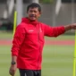 Indra Sjafri memimpin latihan Timnas Indonesia U-22 di Chiang Mai menjelang duel Filipina U-22. (Posnews/PSSI)