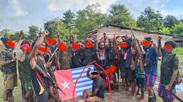 Pasukan KKB/OPM di Papua saat melakukan patroli bersenjata di wilayah pegunungan. Foto-Istimewa