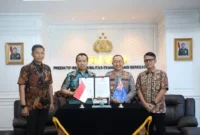 Kabareskrim Polri Komjen Pol Drs. Syahardiantono menandatangani Workplan IAPSCP bersama Deputy Commissioner AFP Lesa Gale untuk perkuat penanggulangan penyelundupan manusia. Dok: Polri