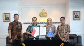 Kabareskrim Polri Komjen Pol Drs. Syahardiantono menandatangani Workplan IAPSCP bersama Deputy Commissioner AFP Lesa Gale untuk perkuat penanggulangan penyelundupan manusia. Dok: Polri

