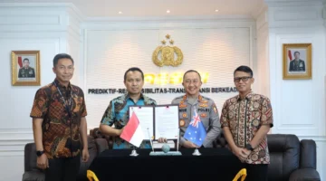 Kabareskrim Polri Komjen Pol Drs. Syahardiantono menandatangani Workplan IAPSCP bersama Deputy Commissioner AFP Lesa Gale untuk perkuat penanggulangan penyelundupan manusia. Dok: Polri

