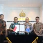 Kabareskrim Polri Komjen Pol Drs. Syahardiantono menandatangani Workplan IAPSCP bersama Deputy Commissioner AFP Lesa Gale untuk perkuat penanggulangan penyelundupan manusia. Dok: Polri
