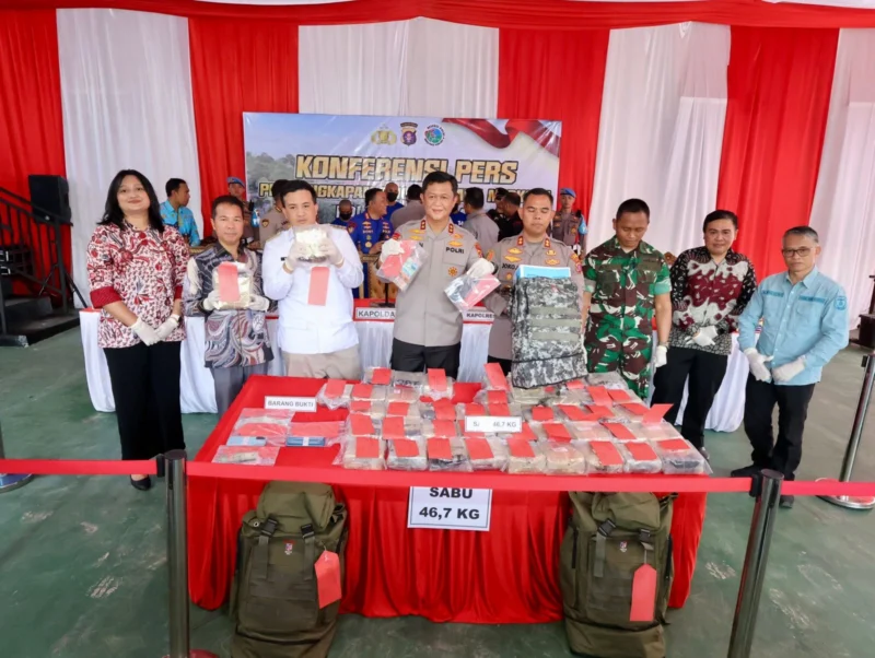 Kapolda Kalteng Irjen Pol Iwan Kurniawan menunjukkan barang bukti 46,7 kg sabu hasil pengungkapan Polres Lamandau, Kalimantan Tengah. Dok-Polri