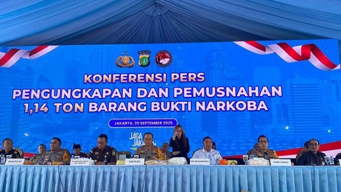 Kapolda Metro Jaya Irjen Asep Edi Suheri memimpin pemusnahan 1,14 ton barang bukti narkoba hasil pengungkapan 1.719 kasus di Jakarta, Selasa (30/9/2025). Dok: PMJ