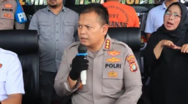 Kapolres Metro Bekasi Kota Kombes Pol Kusumo Wahyu Bintoro saat konferensi pers ungkap kasus kekerasan seksual terhadap penyandang disabilitas. Dok: Polri