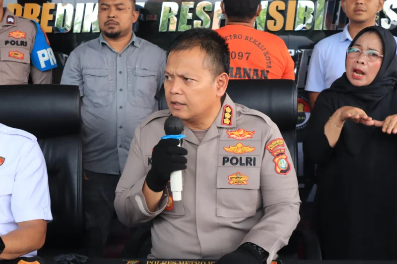 Kapolres Metro Bekasi Kota Kombes Pol Kusumo Wahyu Bintoro saat konferensi pers ungkap kasus kekerasan seksual terhadap penyandang disabilitas. Dok: Polri