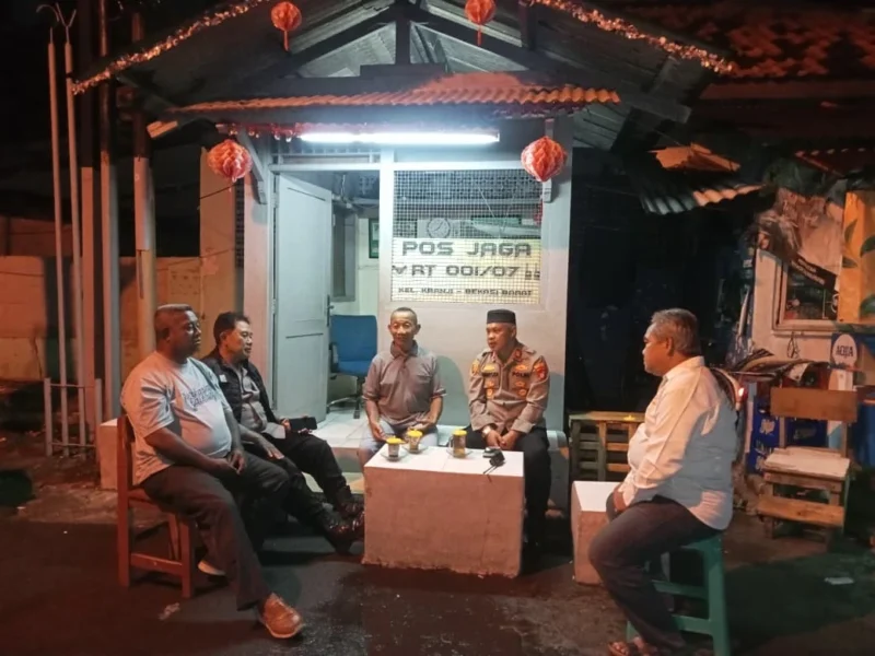 Kapolsek Bekasi Barat AKP Wahyudi bersama Bhabinkamtibmas melakukan patroli dan berdialog dengan warga di pos kamling Kelurahan Kranji. Dok-Pol. Bekasi Barat