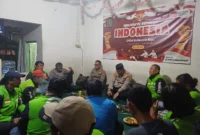 Kapolsek Bekasi Barat AKP Dr. Wahyudi sambangi komunitas ojol Base Camp Keong di Bintarajaya untuk menjaga kamtibmas. Dok-Pol.Bekasi Barat
