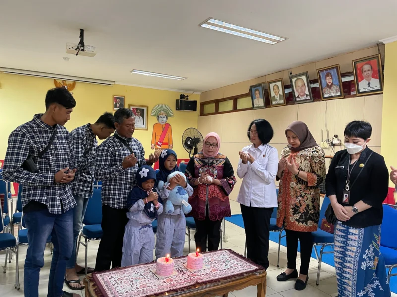 Penyidik Dittipid PPA & PPO Bareskrim Polri memfasilitasi AMK bertemu keluarga kandung setelah korban kekerasan. Dok: Polri