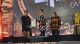 Piagam penghargaan Kejaksaan Agung sebagai Institusi Terpopuler di Media Sosial 2025 diserahkan di JW Marriott Hotel Surabaya. Dok: Posnews
