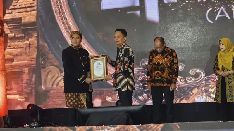 Piagam penghargaan Kejaksaan Agung sebagai Institusi Terpopuler di Media Sosial 2025 diserahkan di JW Marriott Hotel Surabaya. Dok: Posnews
