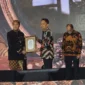 Piagam penghargaan Kejaksaan Agung sebagai Institusi Terpopuler di Media Sosial 2025 diserahkan di JW Marriott Hotel Surabaya. Dok: Posnews
