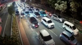 Warga Jakarta terjebak macet panjang imbas penutupan gerbang tol Semanggi

